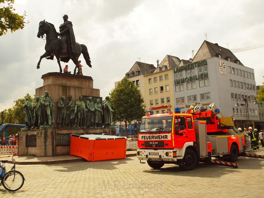 2 Denkmalkletterer hielten Feuerwehr und Polizei in Trapp Koeln Heumarkt P039.JPG
